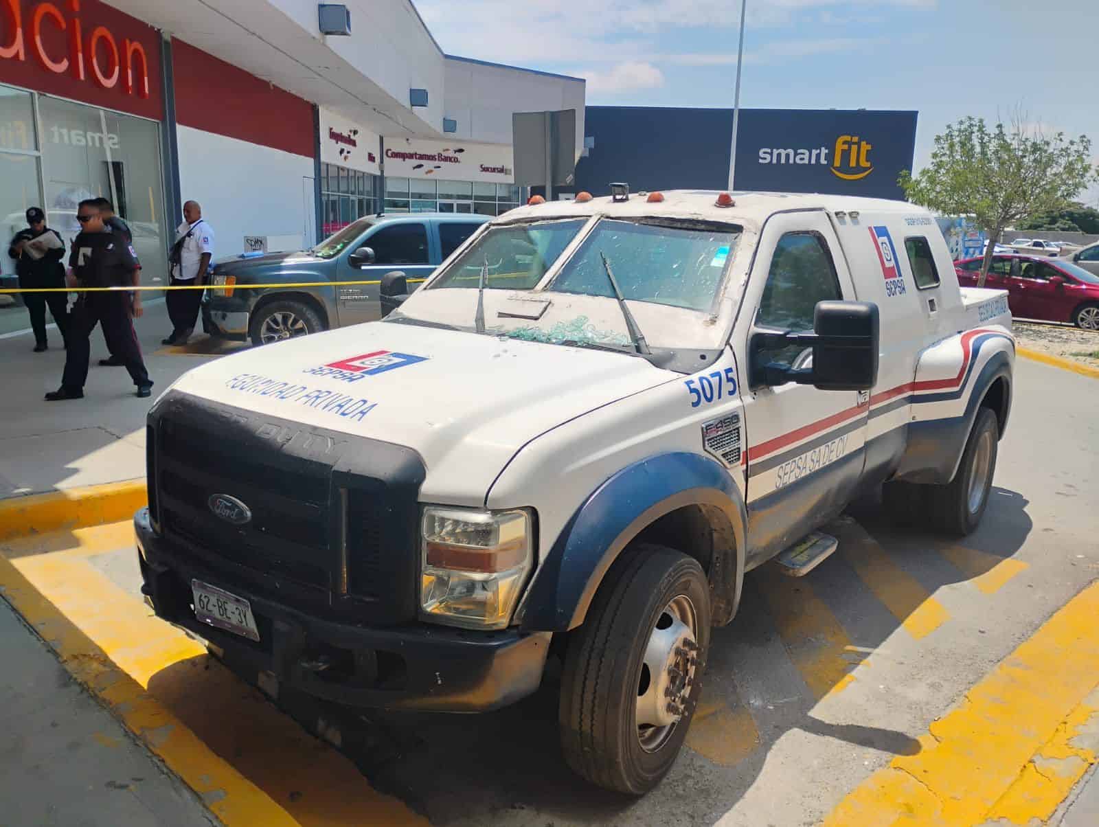 Camioneta de seguridad se estrella contra local en Plaza Acuña