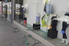 Camioneta de seguridad se estrella contra local en Plaza Acuña