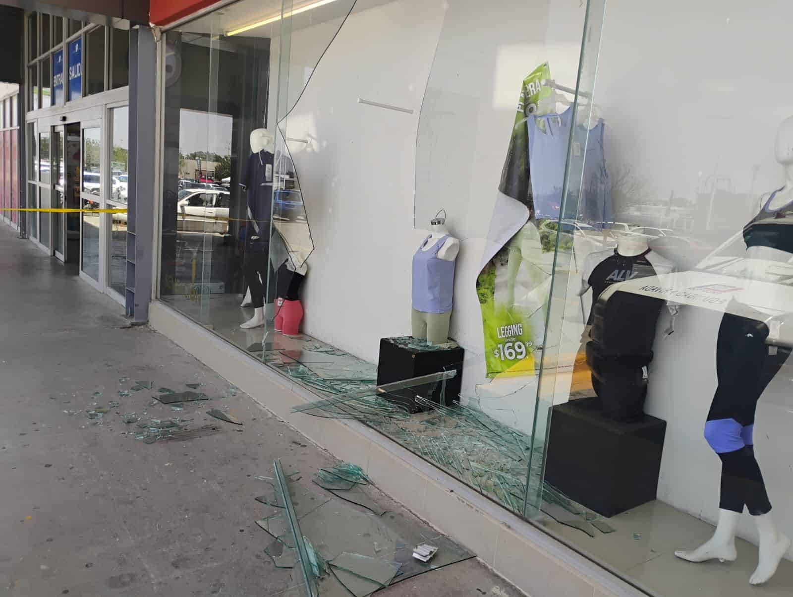 Camioneta de seguridad se estrella contra local en Plaza Acuña