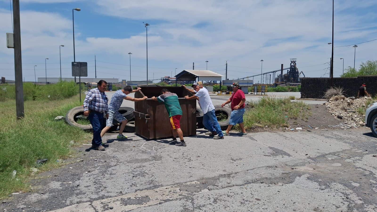Trabajadores de AHMSA bloquean Puerta Cero en protesta