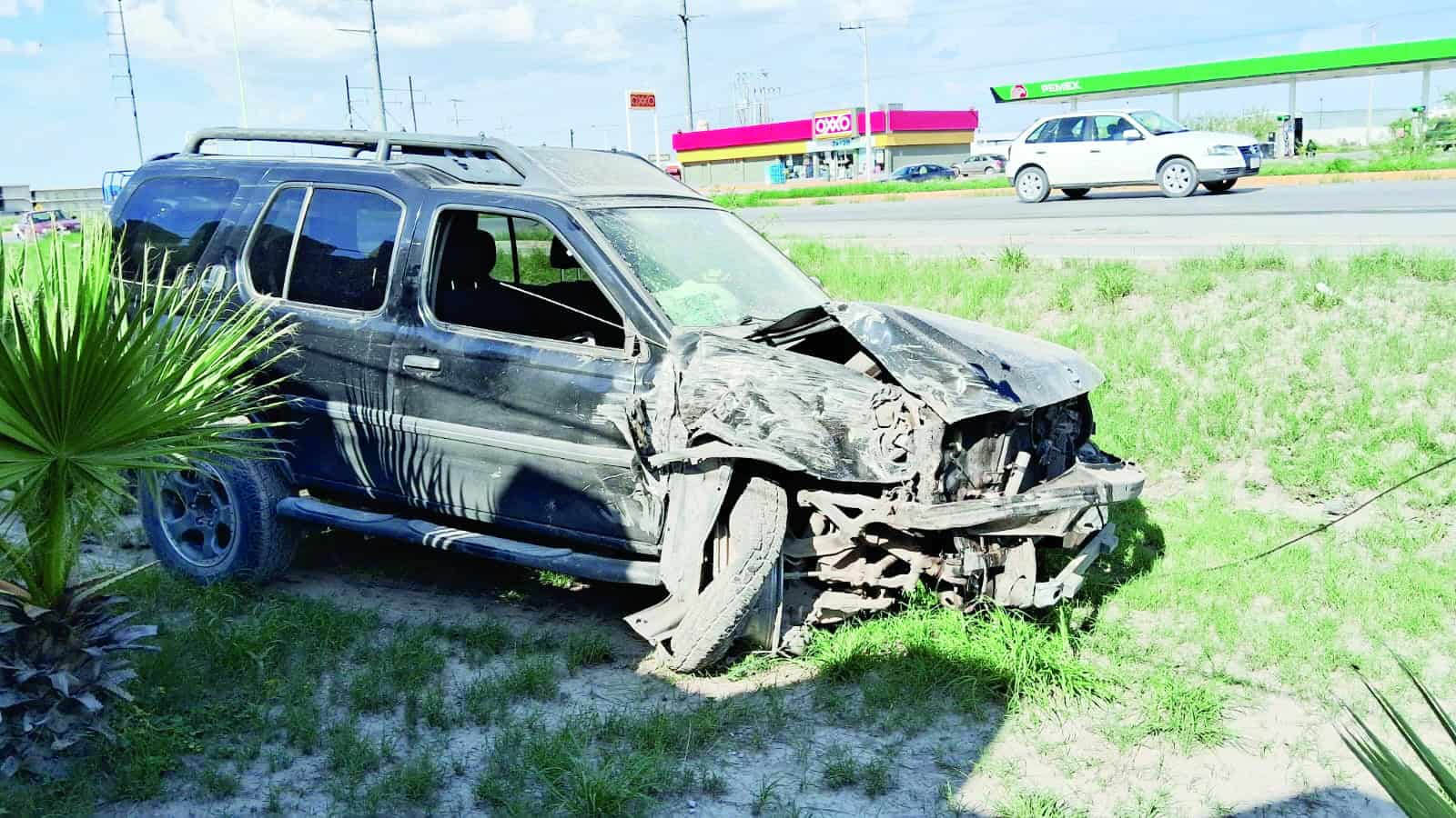 Destroza auto de reciente modelo en la 57