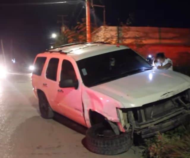 Abandonan camioneta tras chocar cinco autos en colonia Colinas