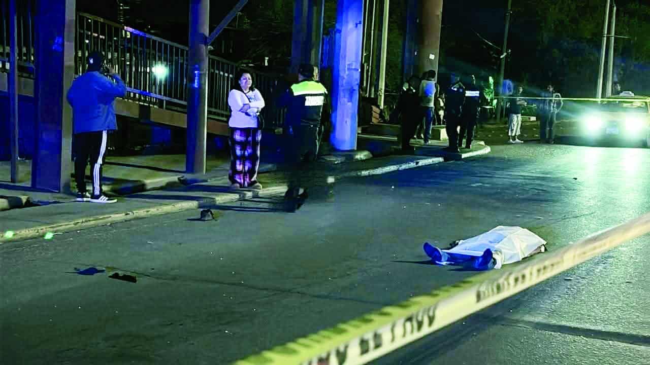 Tragedia en la calle: Joven de 24 años atropellado mientras esperaba su taxi