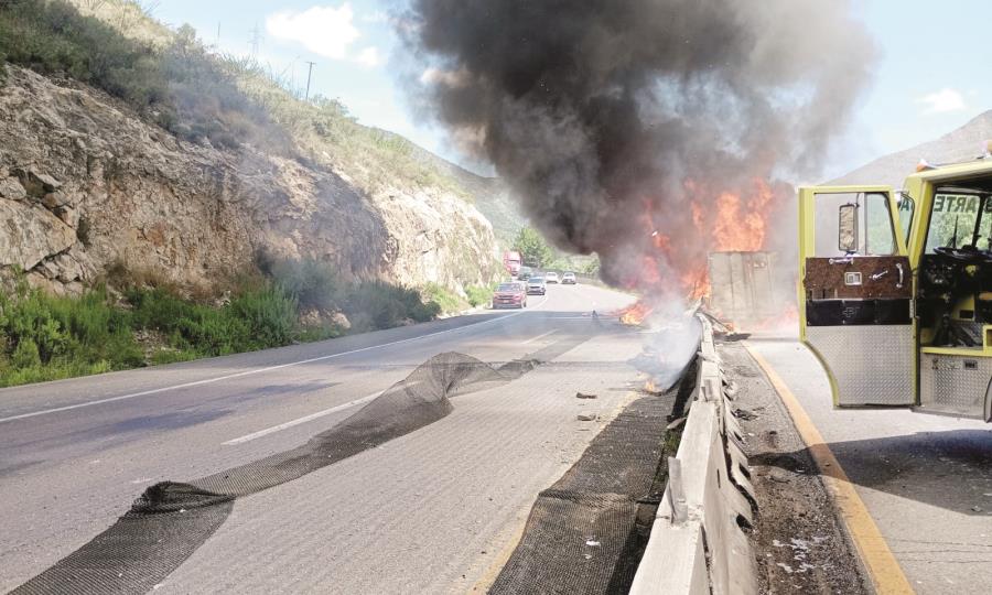 Tractocamión se Incendia tras Colisión en Carretera Federal 57