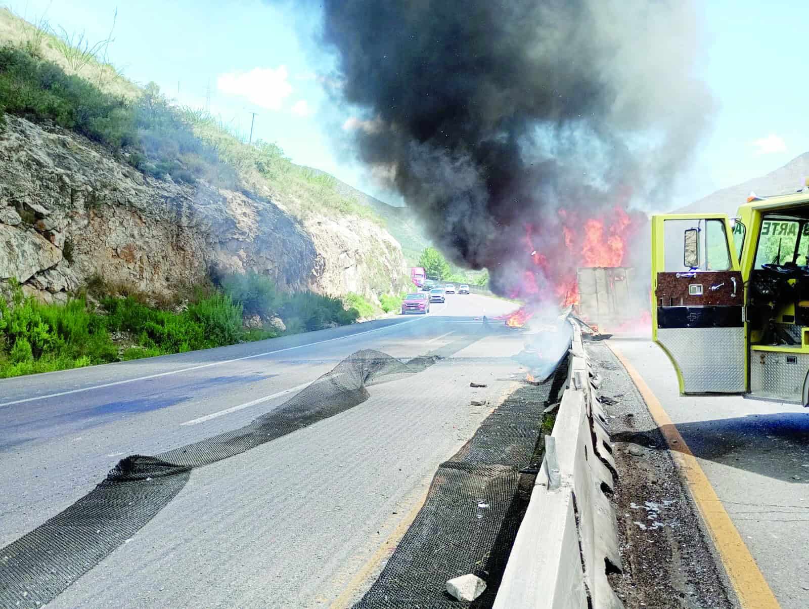 Tractocamión se Incendia tras Colisión en Carretera Federal 57