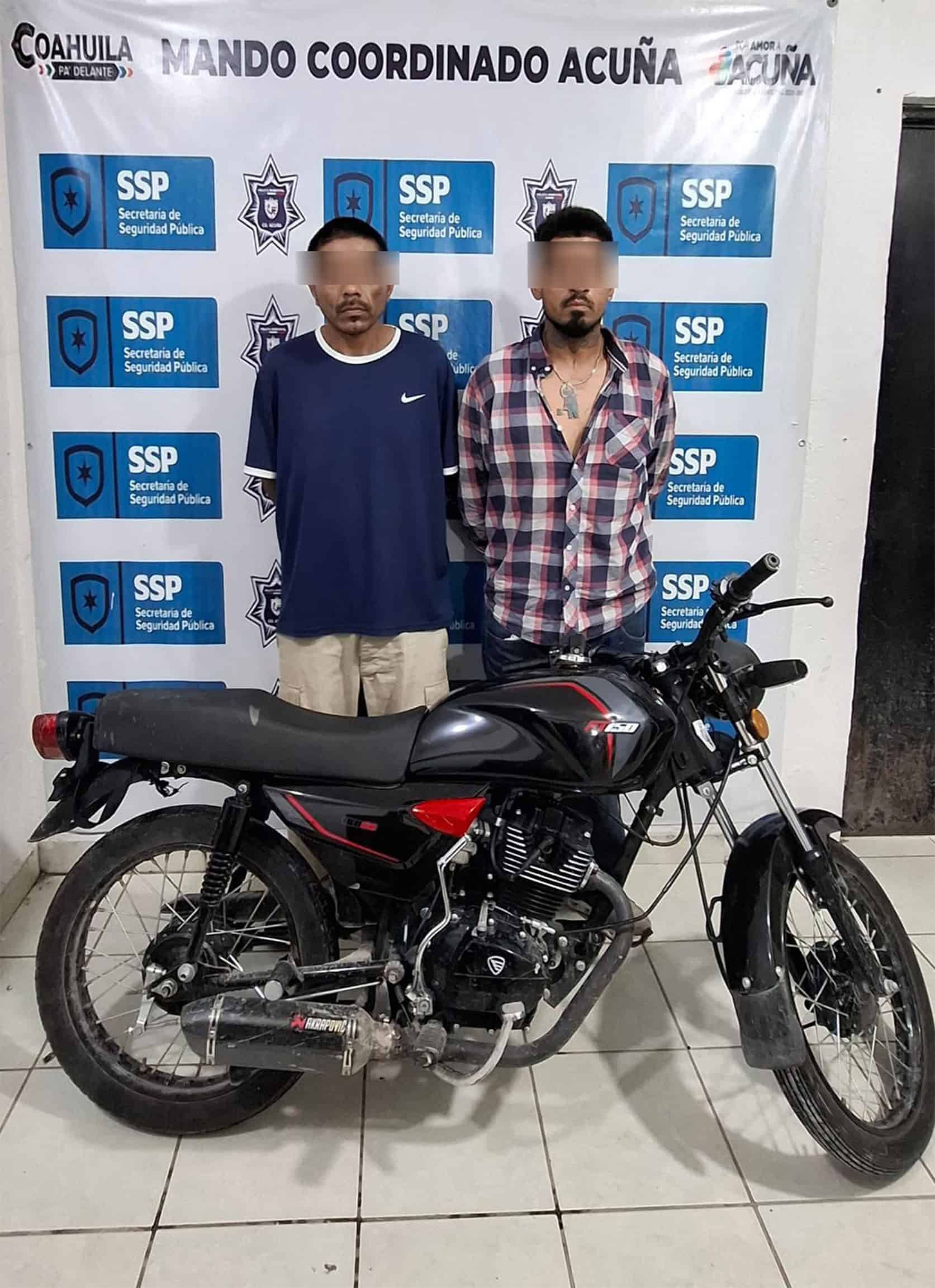 Detienen a dos hombres con motocicleta robada en Ciudad Acuña