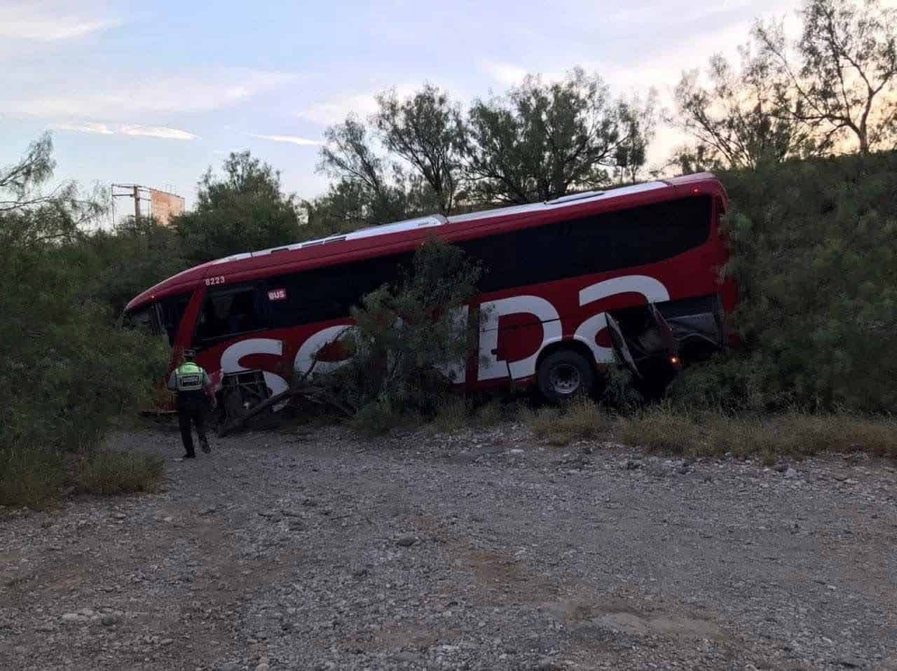 Fuerte Accidente: Sale de carretera camión rumbo a Acuña; hay tres lesionados