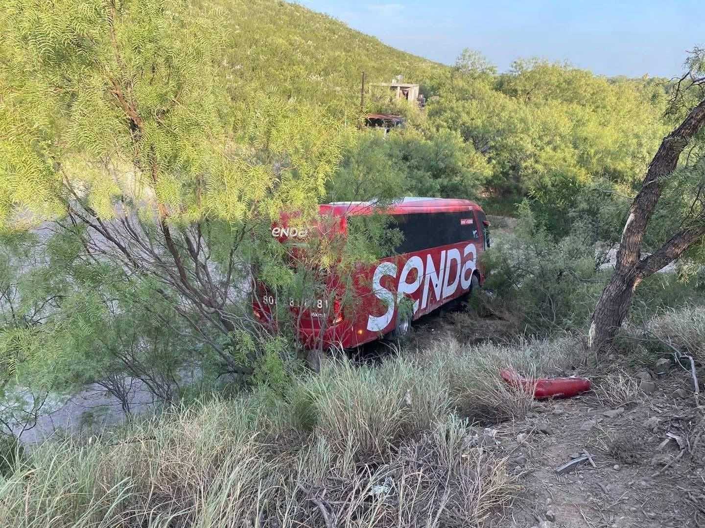 Fuerte Accidente: Sale de carretera camión rumbo a Acuña; hay tres lesionados