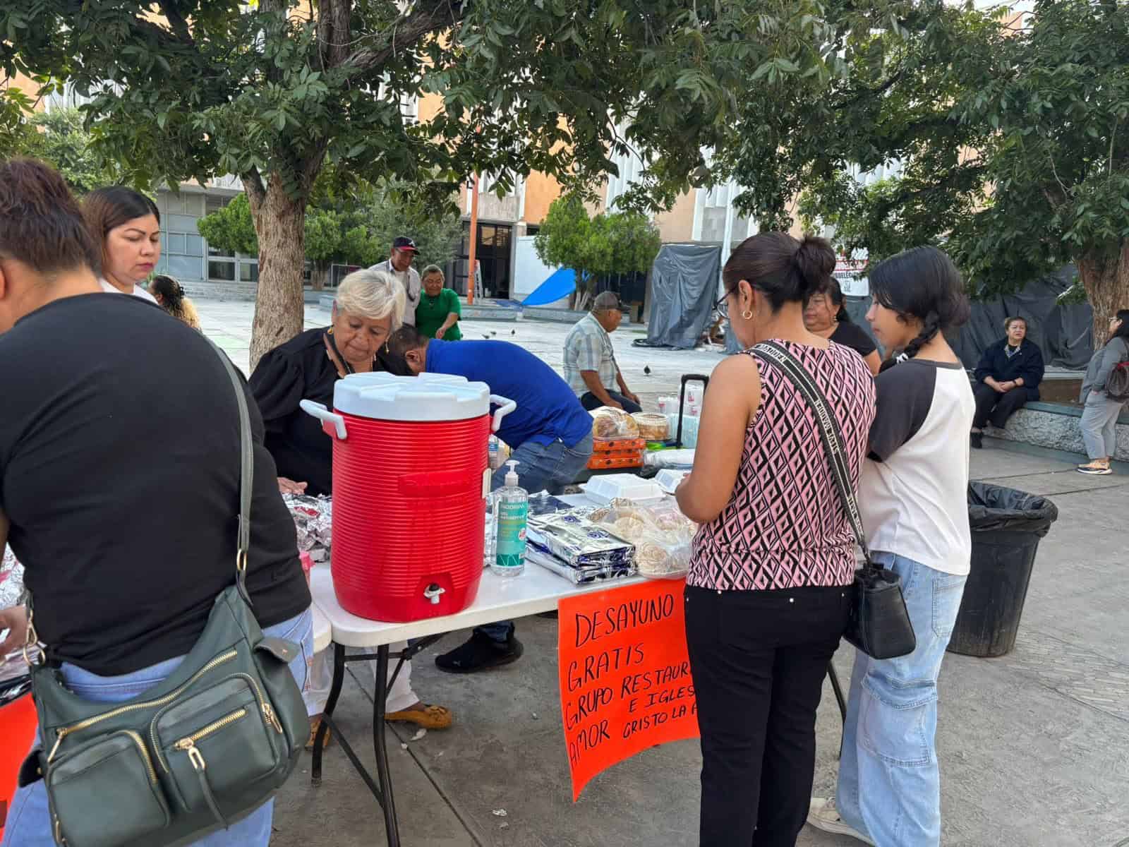 "Restaurando Amor" lleva consuelo y desayuno a familiares en la clínica del IMSS