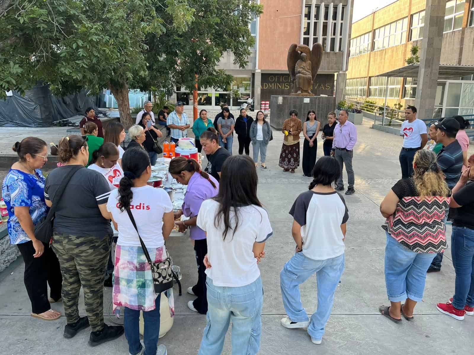 "Restaurando Amor" lleva consuelo y desayuno a familiares en la clínica del IMSS