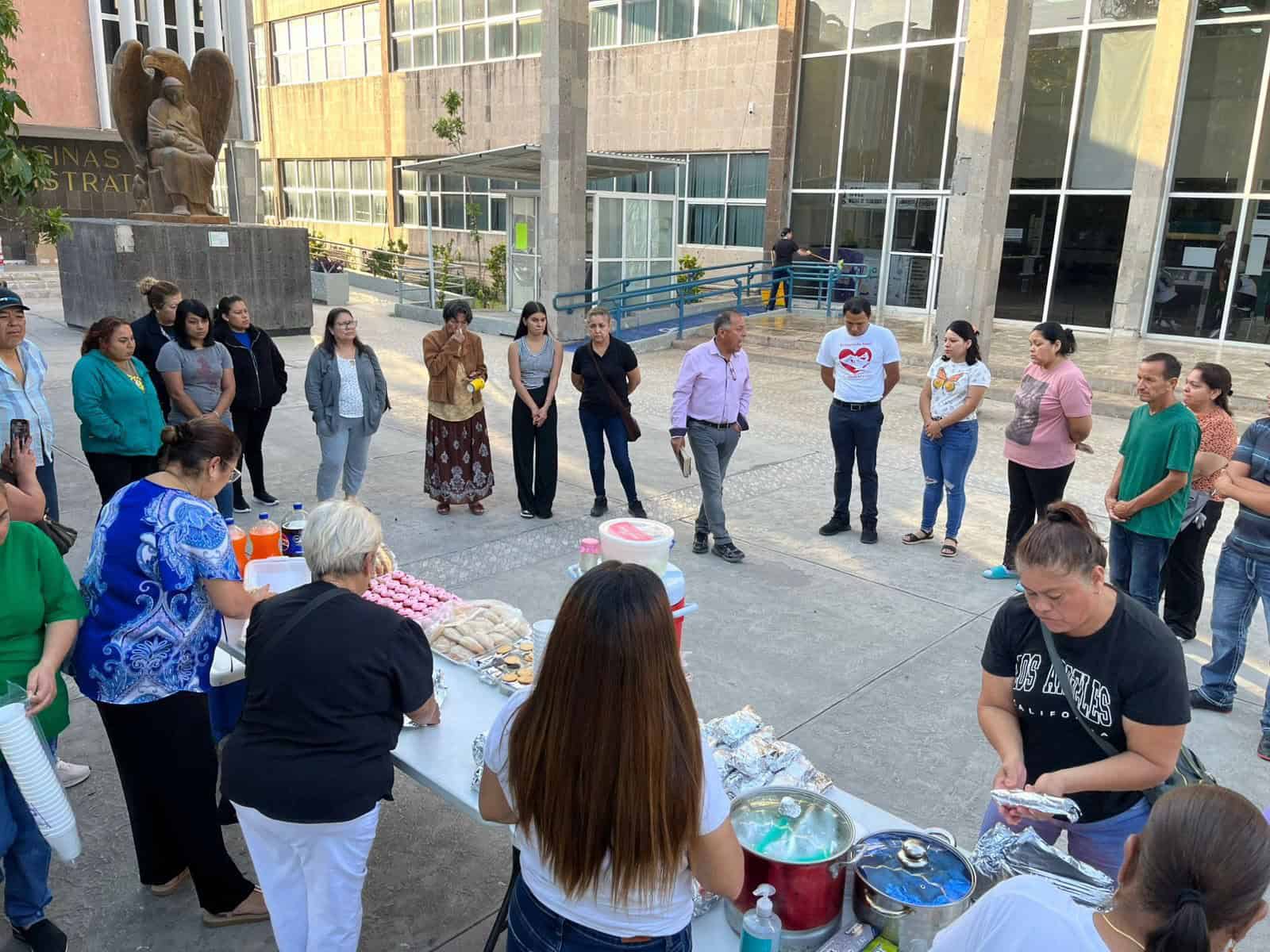 "Restaurando Amor" lleva consuelo y desayuno a familiares en la clínica del IMSS