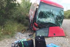 Autobús de pasajeros cae a barranco a la altura del Puente Los Gemelos en Sabinas