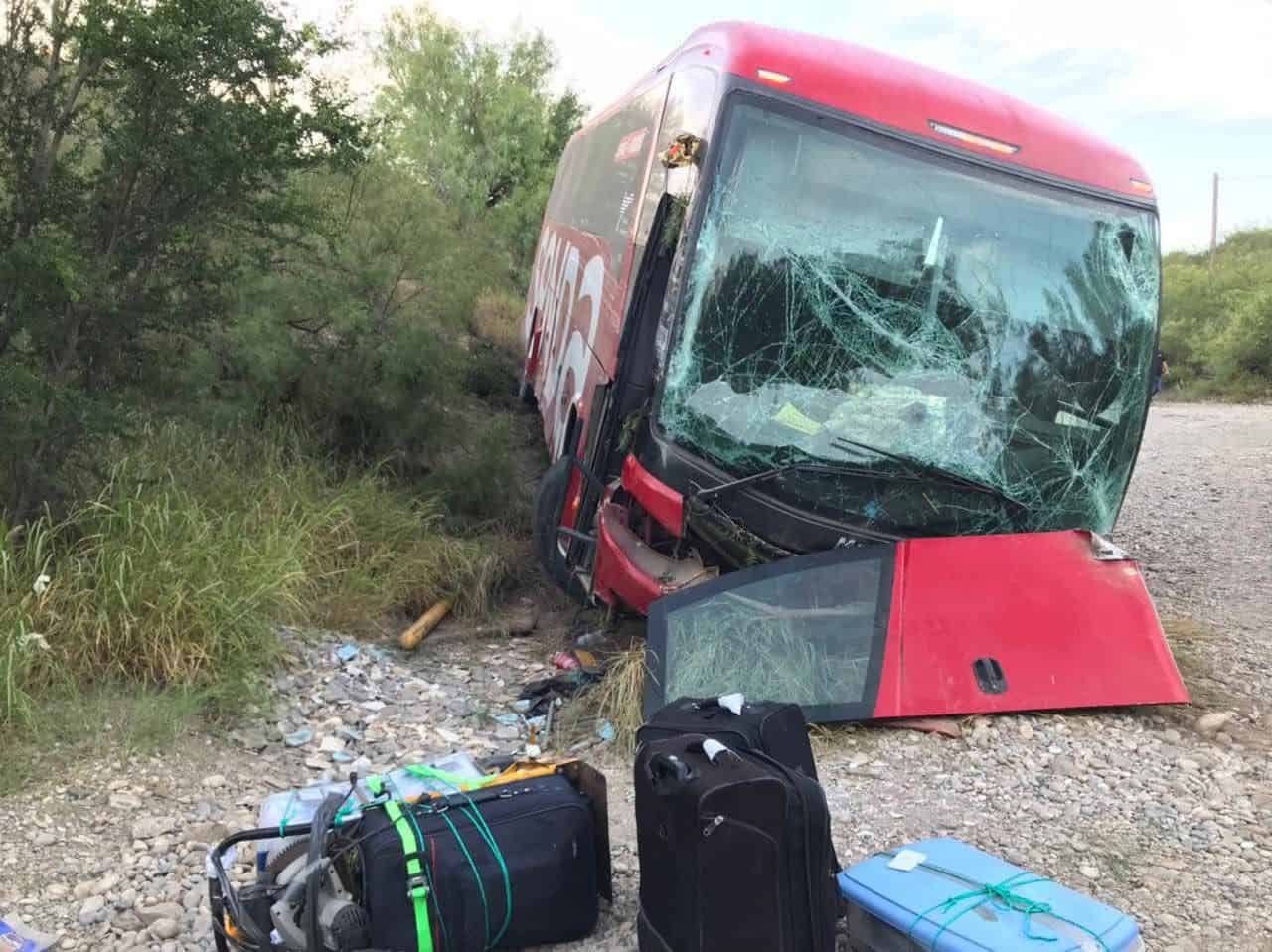Autobús de pasajeros cae a barranco a la altura del Puente Los Gemelos en Sabinas