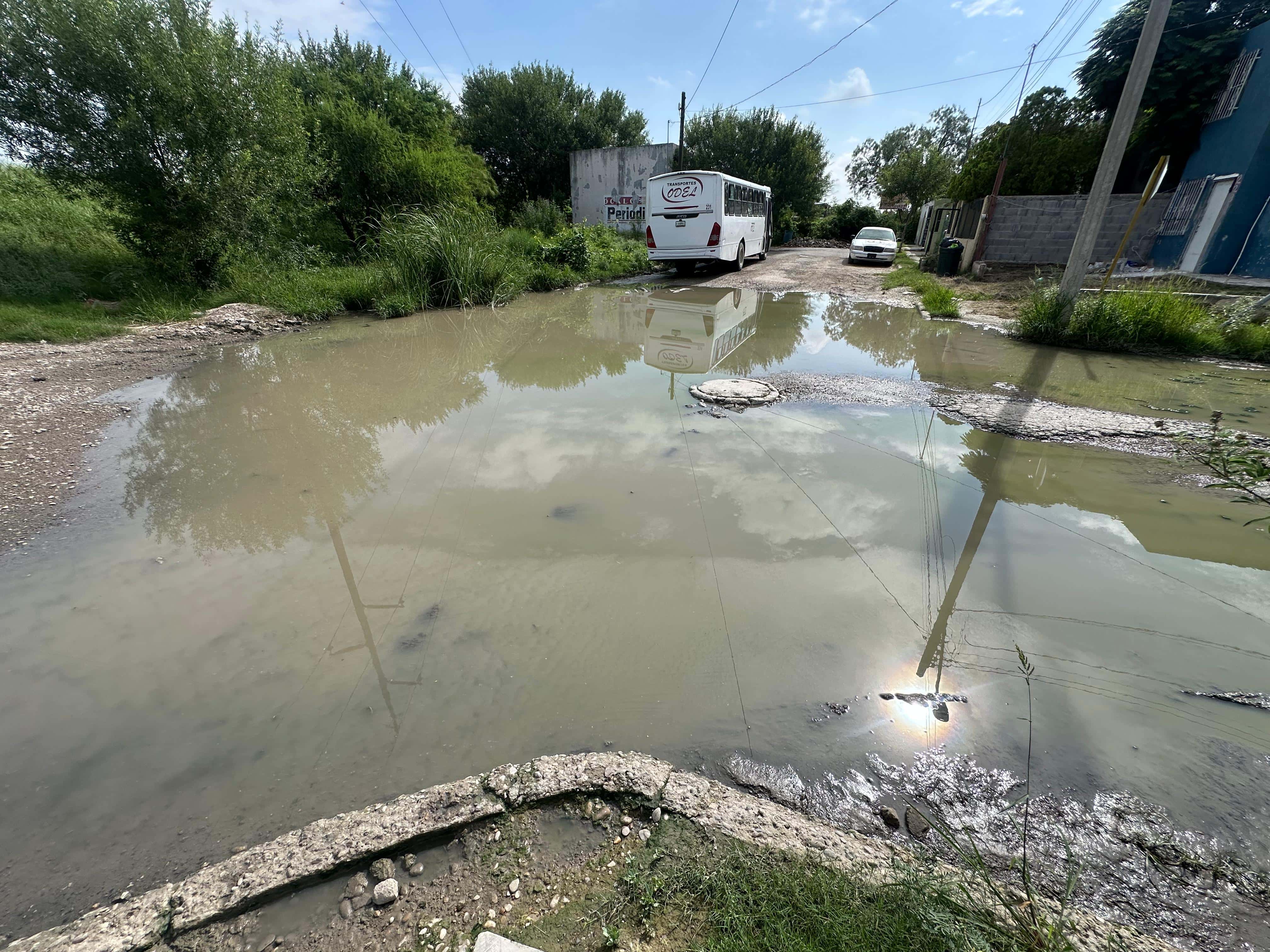 SIMAS reconoce colapso en drenaje y contaminación del río Escondido; ignora fuga en Villa de Fuente