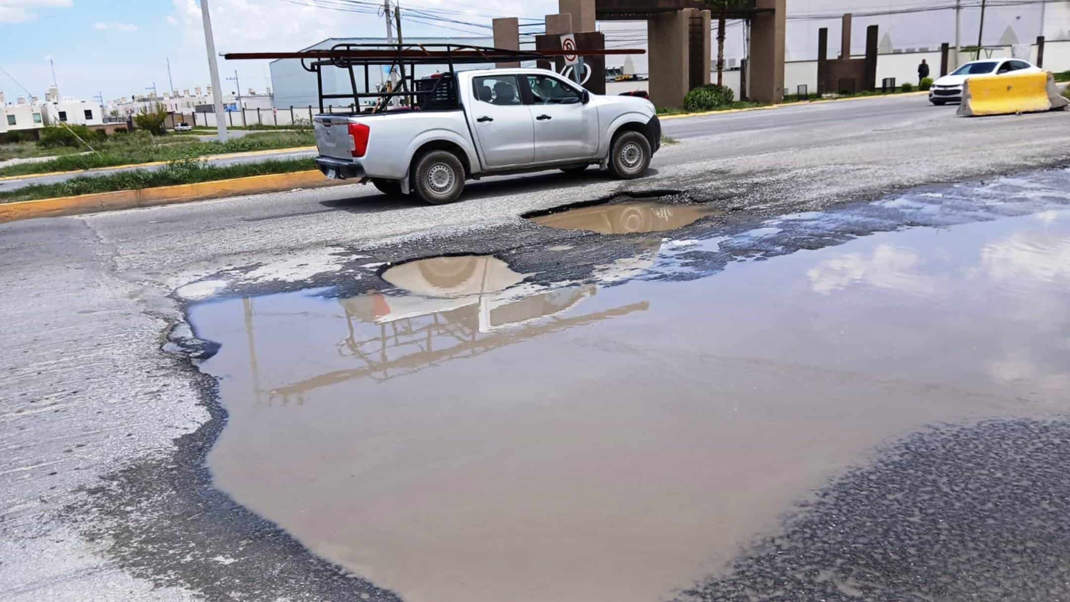 Persisten baches en Blvd Valdés Sánchez