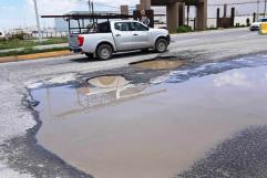 Baches en bulevar Valdés Sánchez generan riesgos en Arteaga