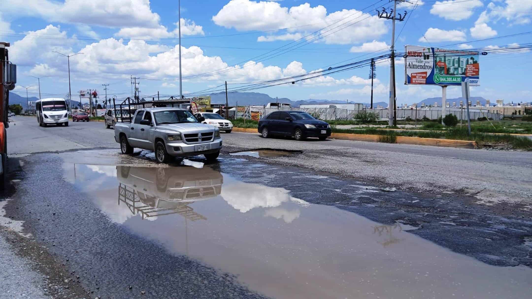 Baches en bulevar Valdés Sánchez generan riesgos en Arteaga