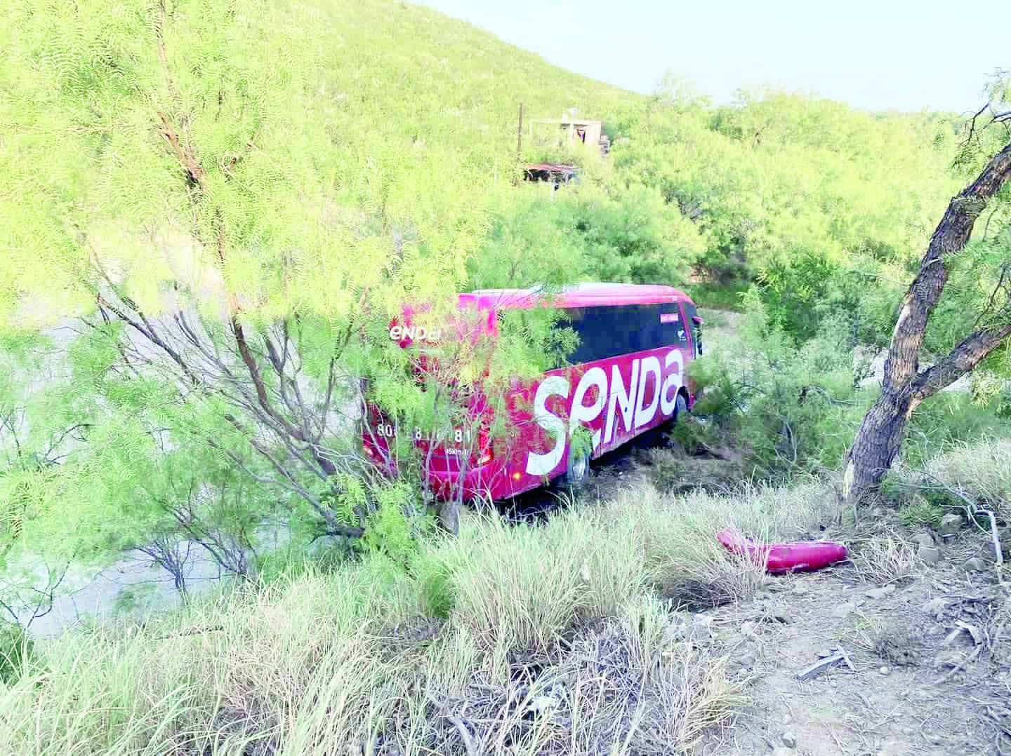 Cae autobús de puente Gemelos