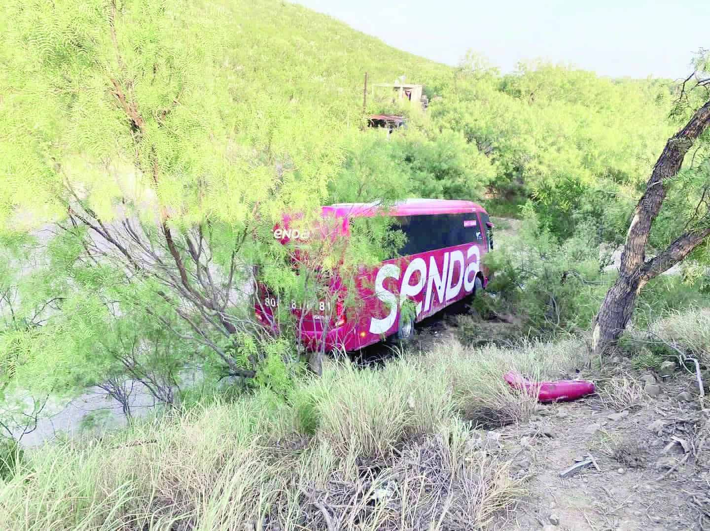 17 pasajeros a bordo: autobús de SENDA cae en Coahuila
