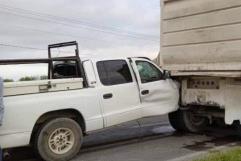 Fuerte choque por alcance entre camioneta y tráiler en la carretera Zaragoza–Morelos
