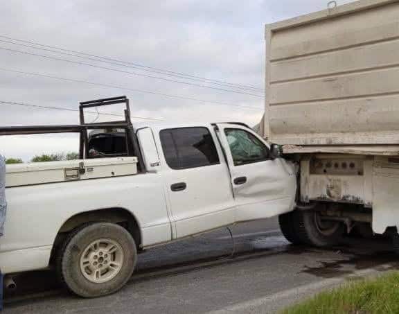 Fuerte choque por alcance entre camioneta y tráiler en la carretera Zaragoza–Morelos