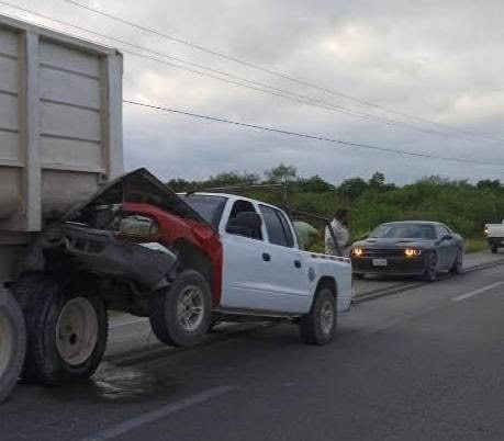 Fuerte choque por alcance entre camioneta y tráiler en la carretera Zaragoza–Morelos