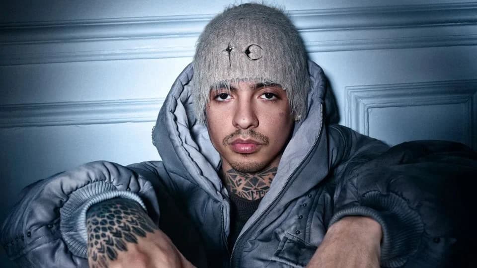 Natanael Cano estaciona su Lamborghini en zona de discapacidad