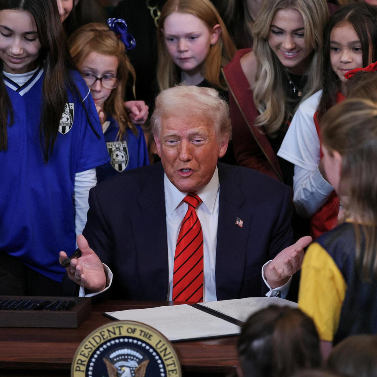 EE.UU. prohíbe a atletas trans competir en deportes femeninos: el Comité Olímpico acata orden de Trump
