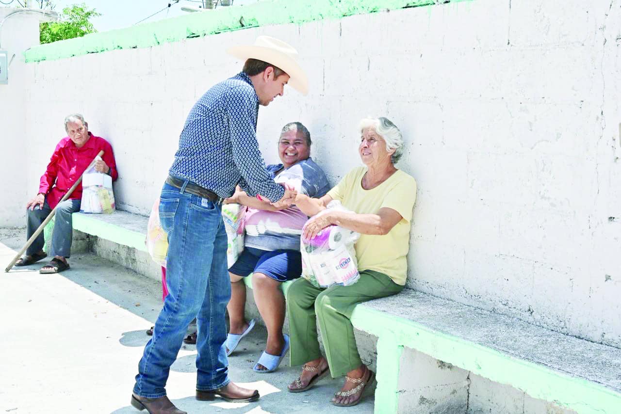 Solidaridad en San Buenaventura: Hugo Lozano lleva despensas a ejidos