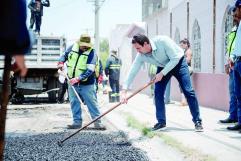 Javier Díaz supervisa reparación de baches en Saltillo