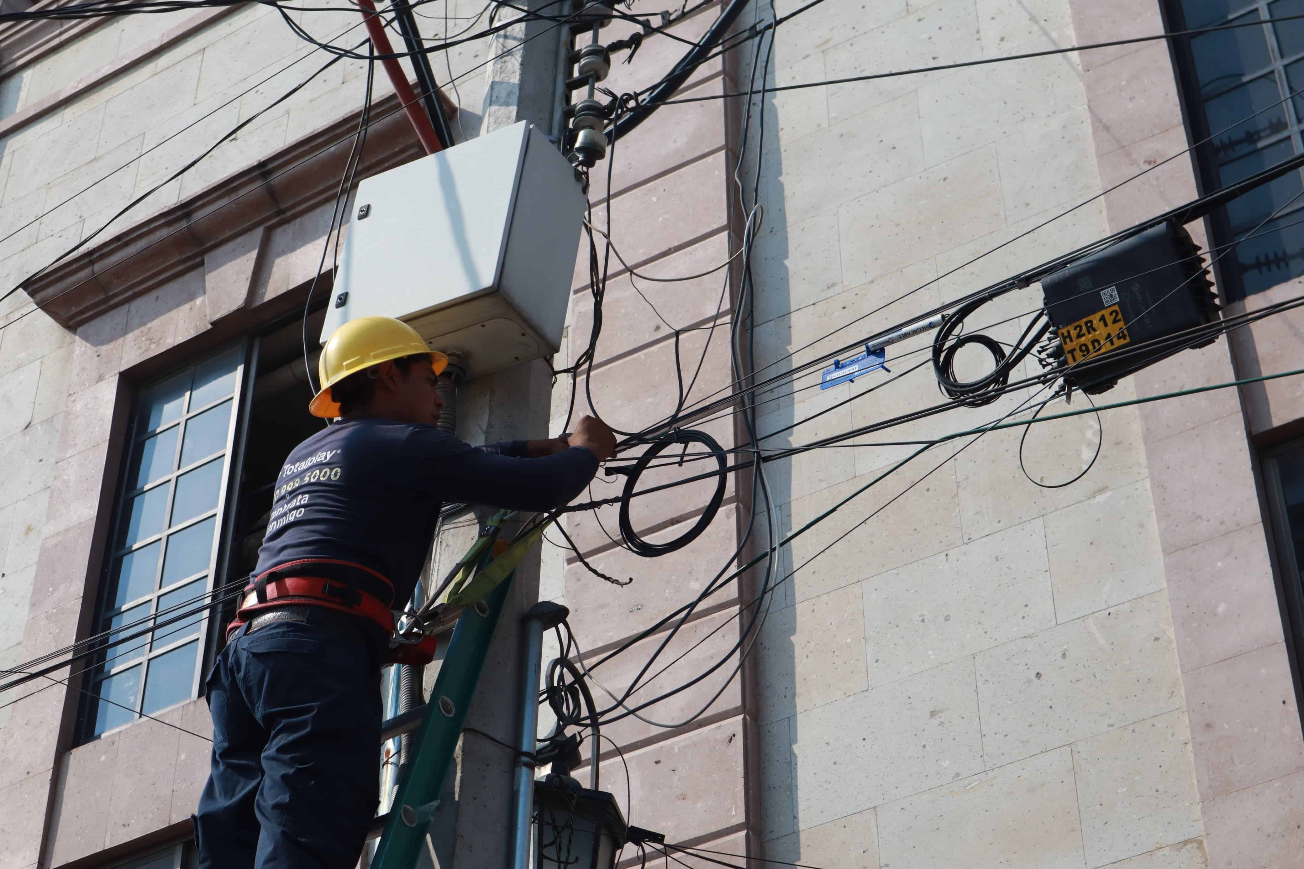Mantenimiento en Saltillo: Retiro de cableado en curso