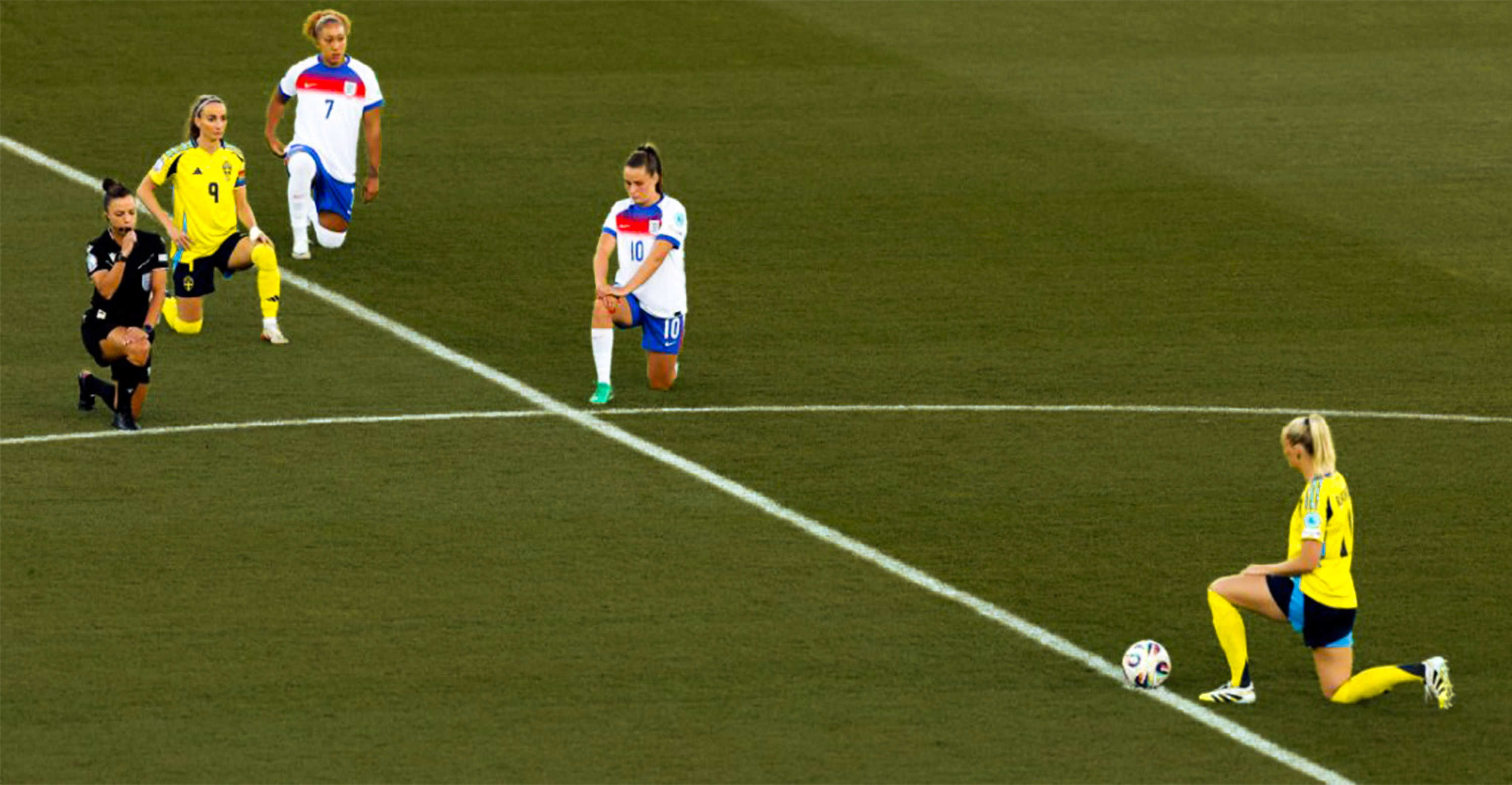 “Ya no es suficiente”: Inglaterra deja de arrodillarse y exige acciones reales contra el racismo