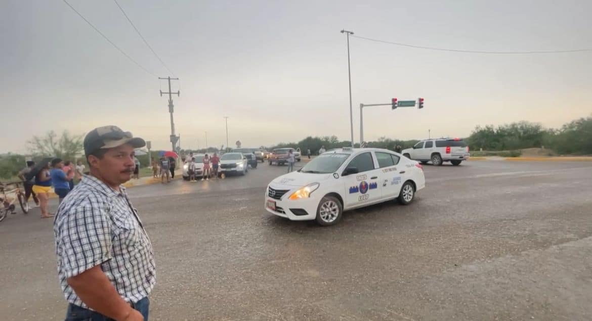 Bloquean vialidad en Ciudad Acuña por cortes de luz prolongados