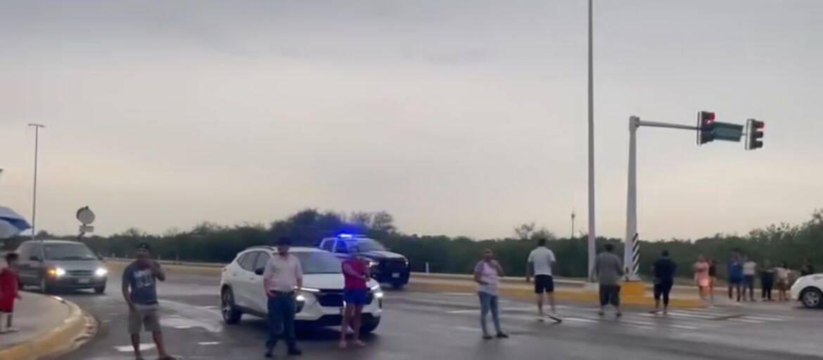 Bloquean vialidad en Ciudad Acuña por cortes de luz prolongados