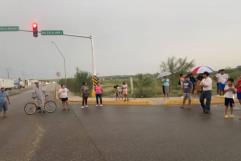 Bloquean vialidad en Ciudad Acuña por cortes de luz prolongados