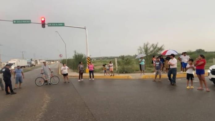Bloquean vialidad en Ciudad Acuña por cortes de luz prolongados