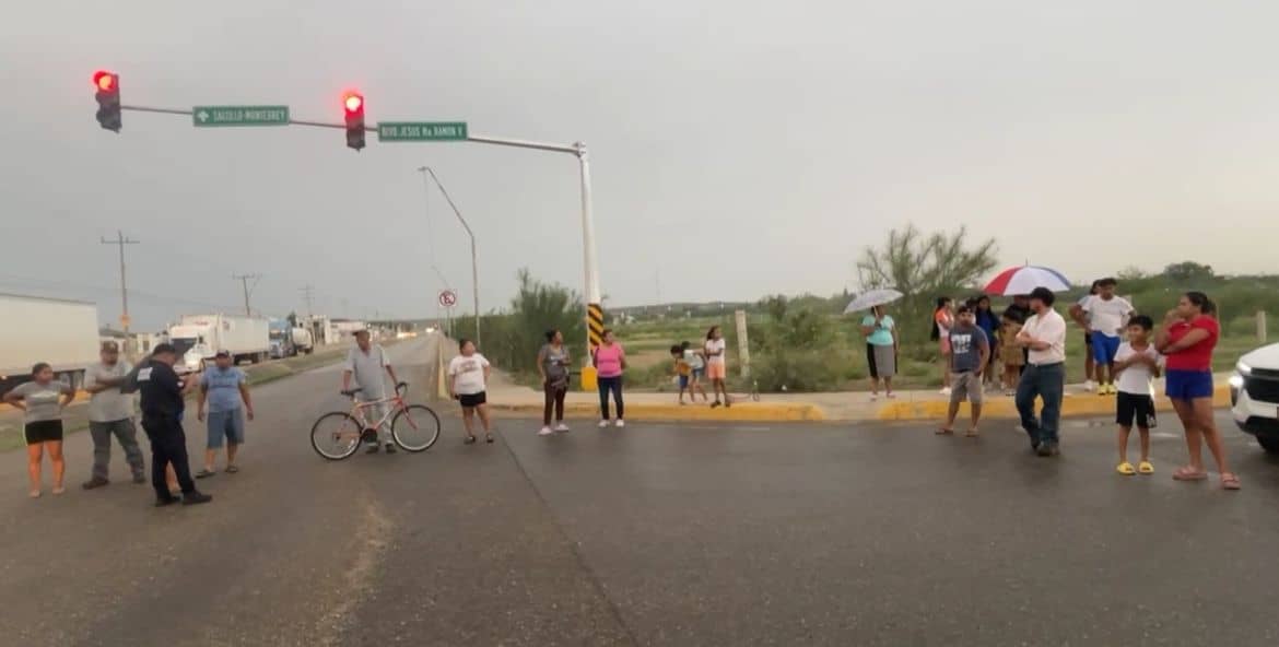 Bloquean vialidad en Ciudad Acuña por cortes de luz prolongados