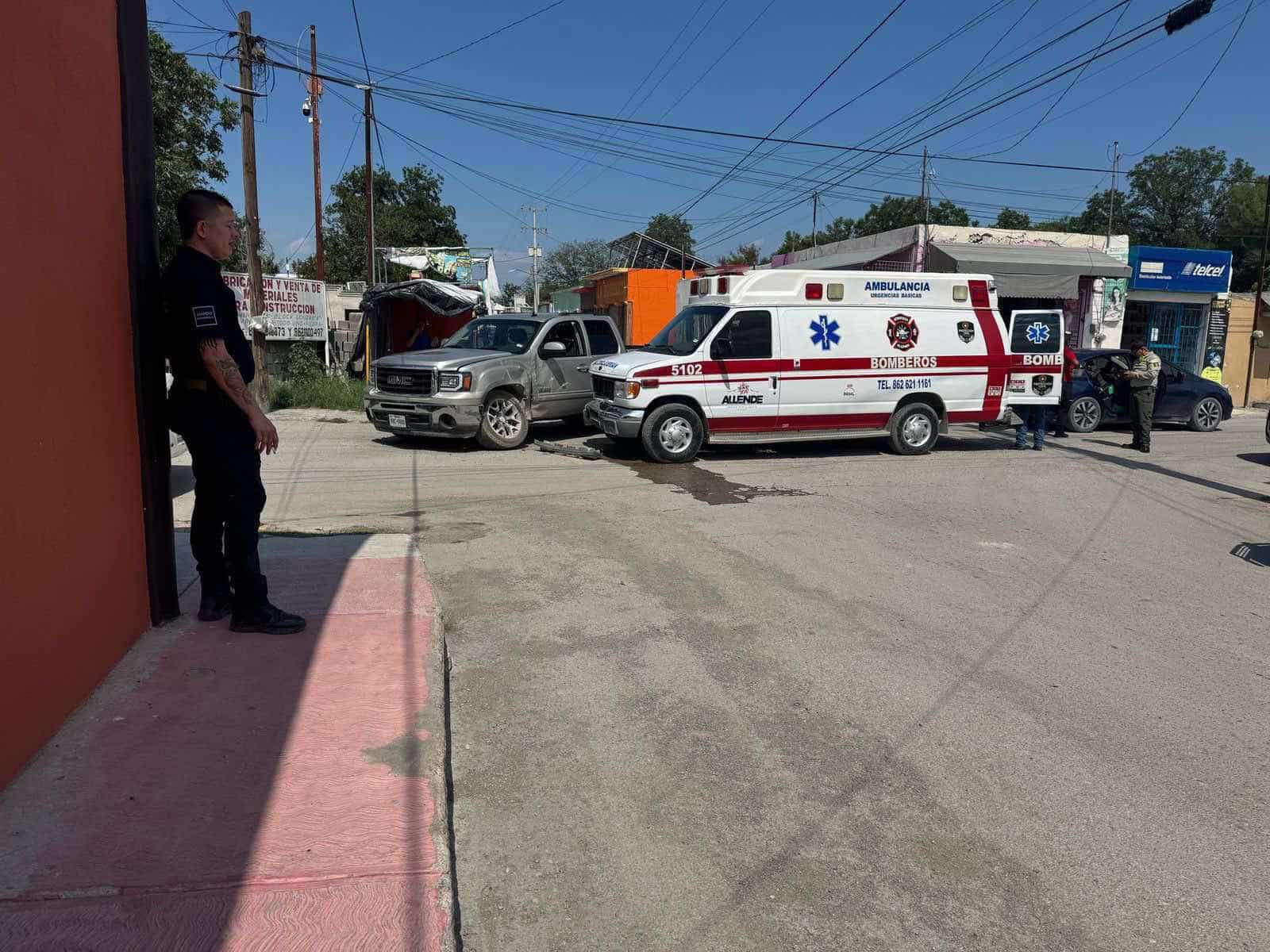 Choque entre Ambulancia y Camioneta en Centro de Allende