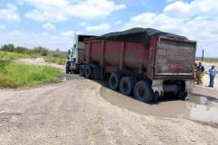 Falla mecánica desencadena incendio en tráiler de carbón