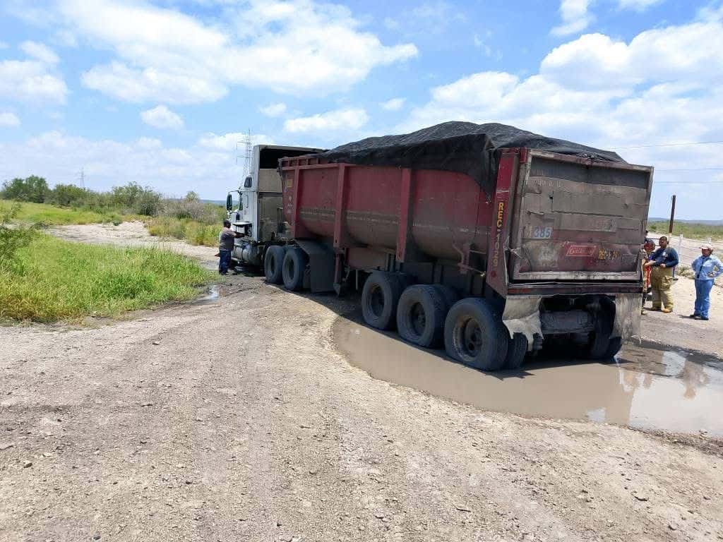 Falla mecánica desencadena incendio en tráiler de carbón