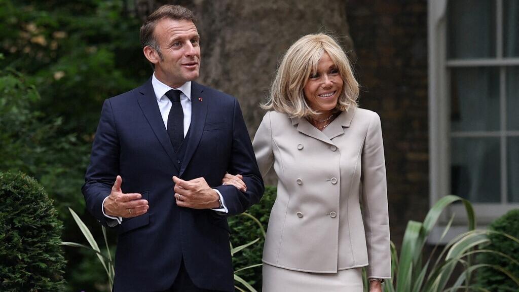 Emmanuel Macron y su esposa demandan a influencer por rumor transgénero