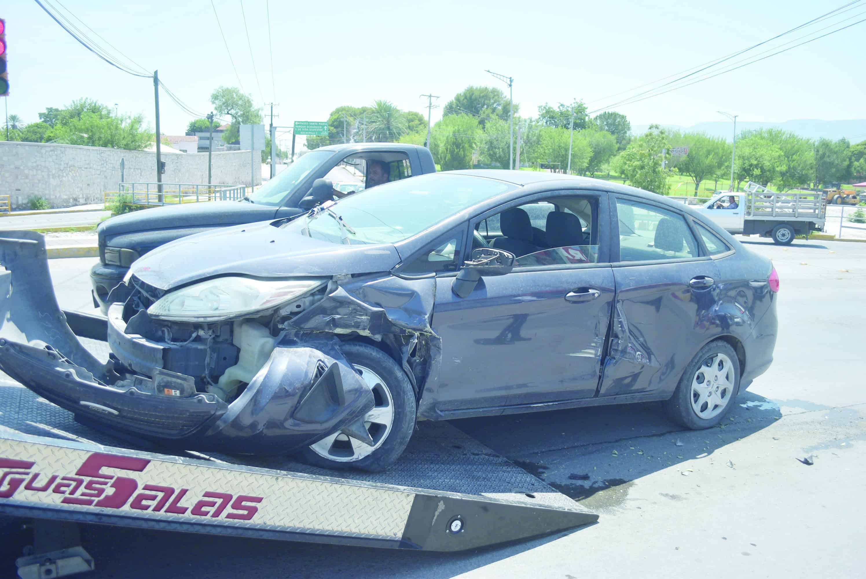 Choque en semáforo deja daños en vehículos en Coahuila