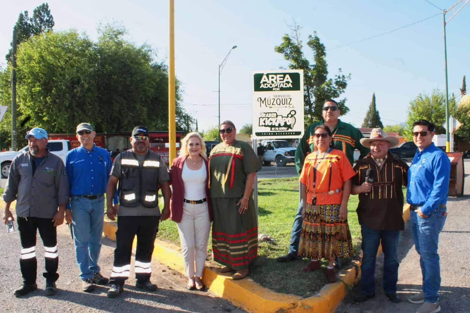 El Gobierno Municipal de Múzquiz y la Tribu Kickapoo unen esfuerzos para el mantenimiento de rotonda de los caballos