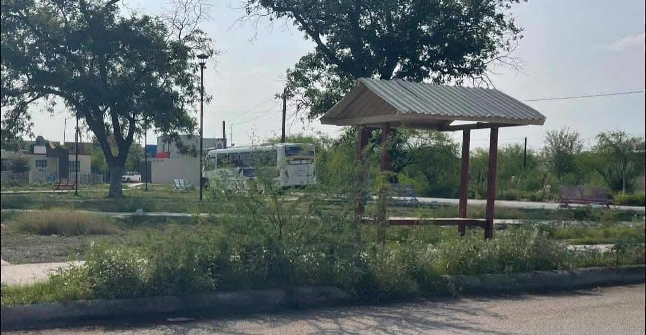 Vecinos denuncian abandono total de plaza en colonia Manantiales