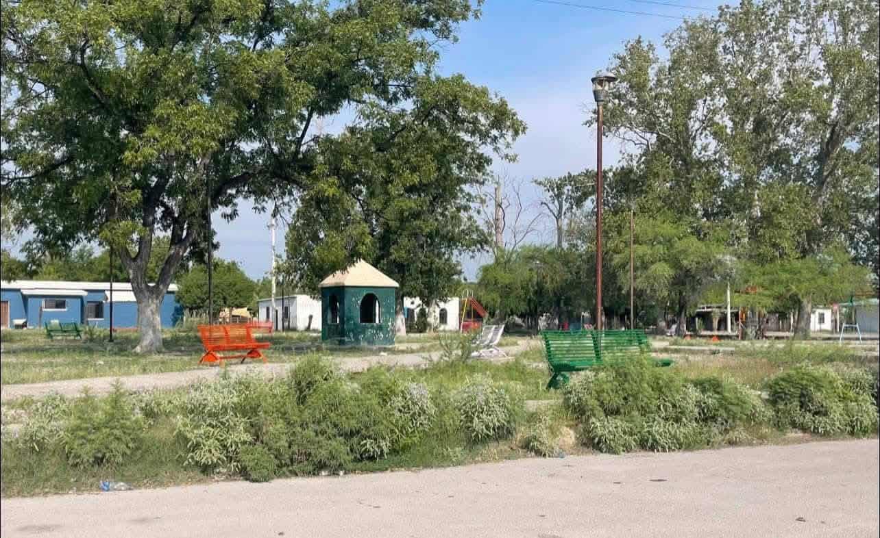 Vecinos denuncian abandono total de plaza en colonia Manantiales