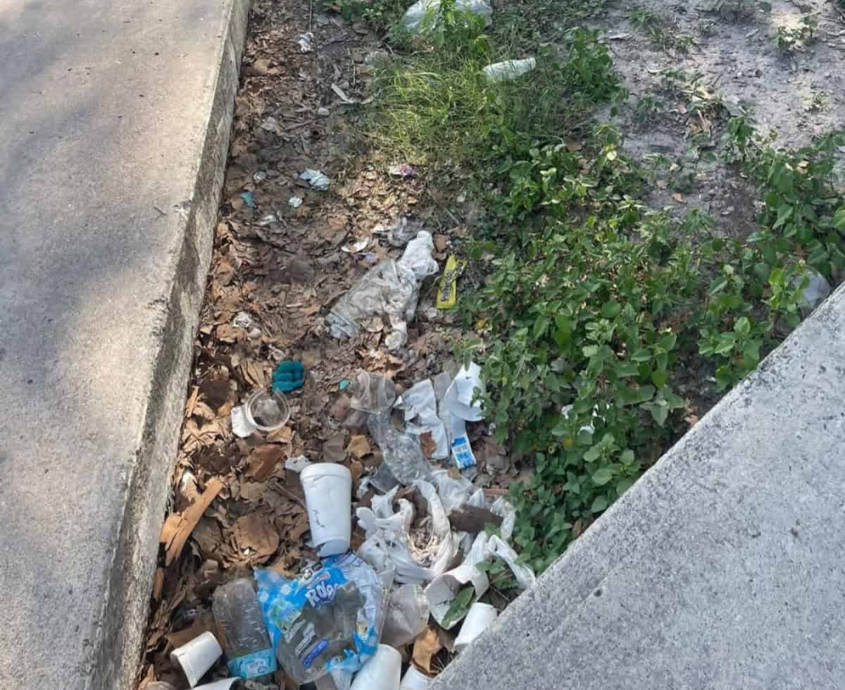 Vecinos denuncian abandono total de plaza en colonia Manantiales