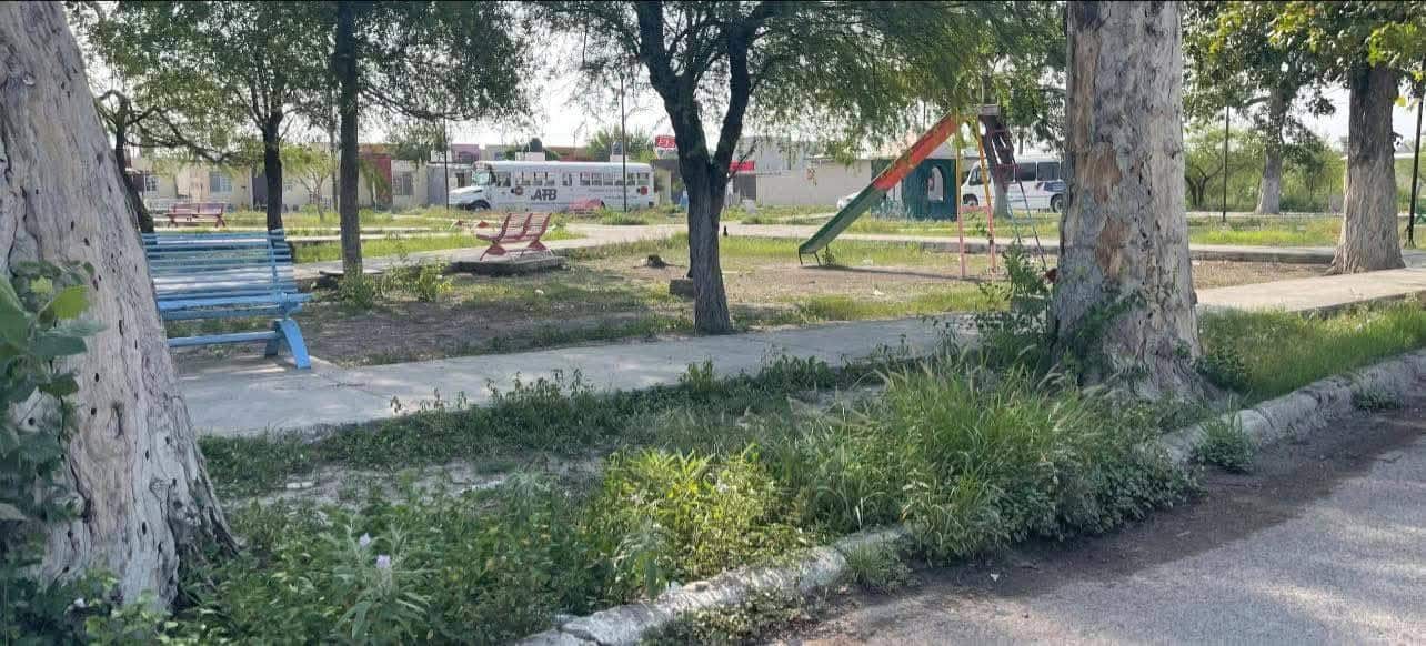 Vecinos denuncian abandono total de plaza en colonia Manantiales