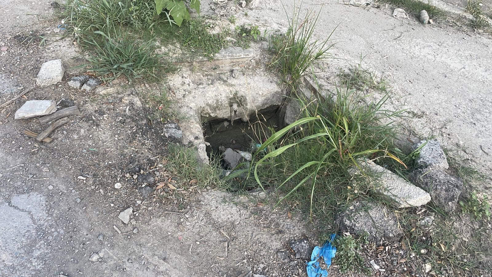 Reclaman a alcalde de Allende por baches, oscuridad y colapsos de drenaje