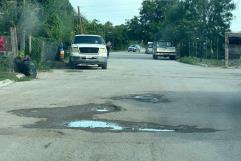 Reclaman a alcalde de Allende por baches, oscuridad y colapsos de drenaje