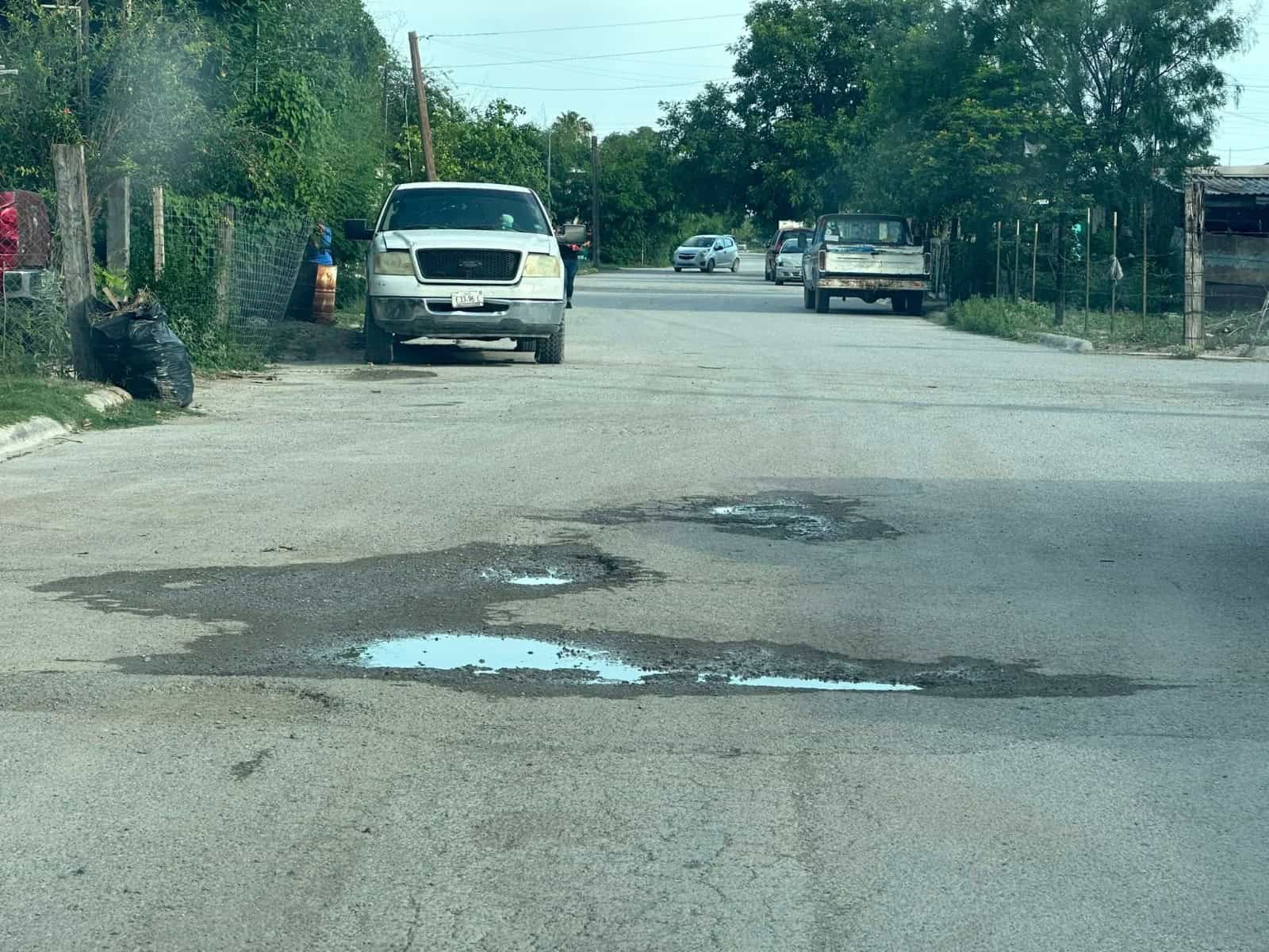 Reclaman a alcalde de Allende por baches, oscuridad y colapsos de drenaje
